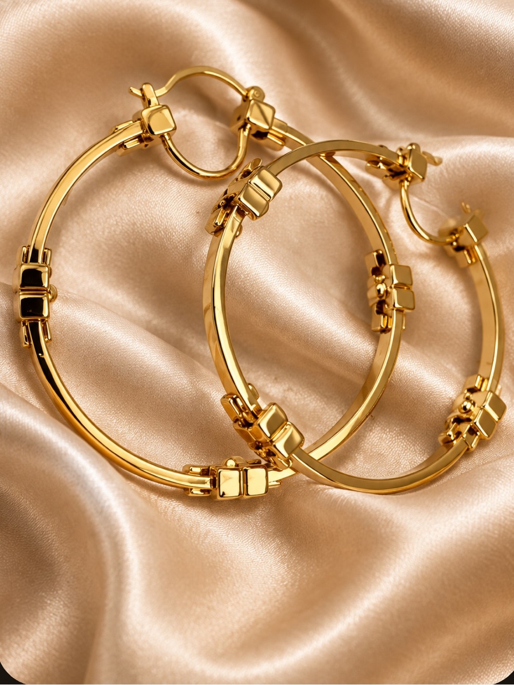 ❌PRICE DROP ❌NWT Authentic Serif-T-Gold Hoop Earrings Tori Burch.